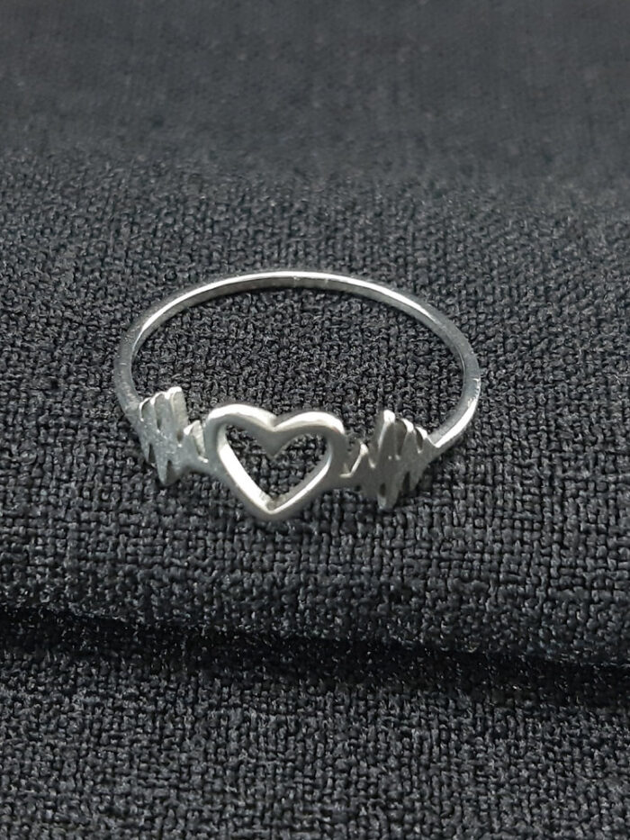 Anel fio bartimento cardíaco com coração vazado