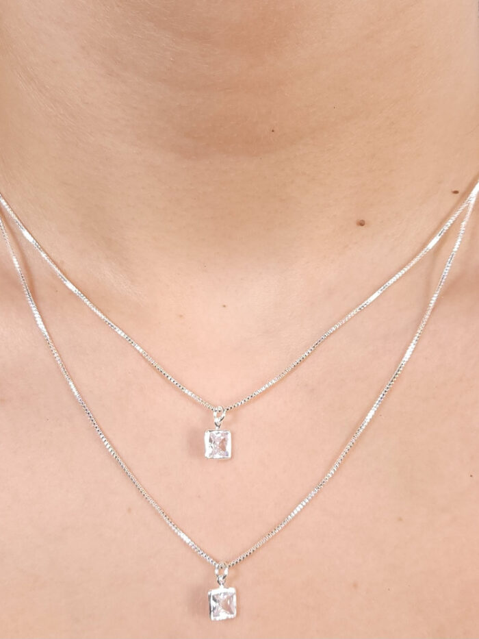 Gargantilha dupla ponto de luz quadrado