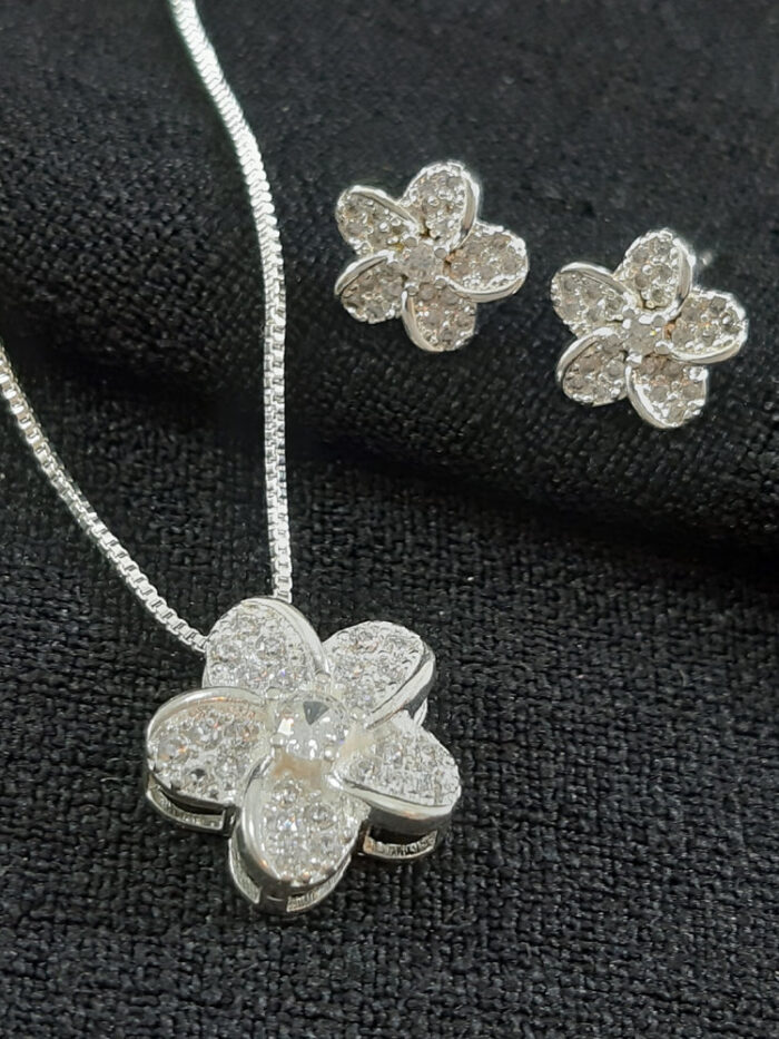 Conjunto flor cravejado