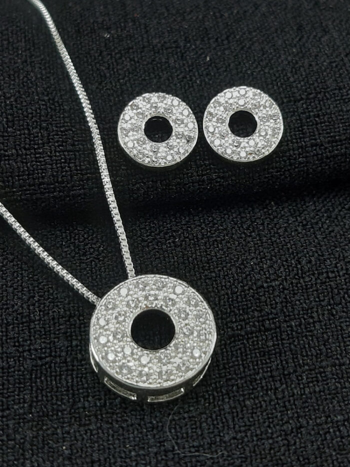 Conjunto círculo cravejado prateado