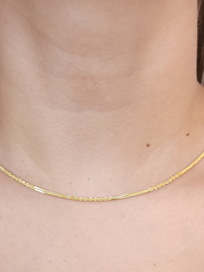 Gargantilha chocker fio torcido detalhe fosco dourado