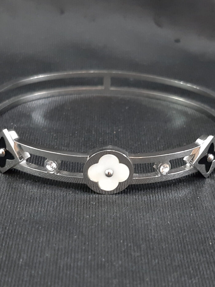 Bracelete dois fios com detalhe trevo