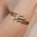 Bracelete fios triplo com pedra preta com ponto de luz