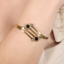 Bracelete fios duplo com detalhe círculo preta com ponto de luz