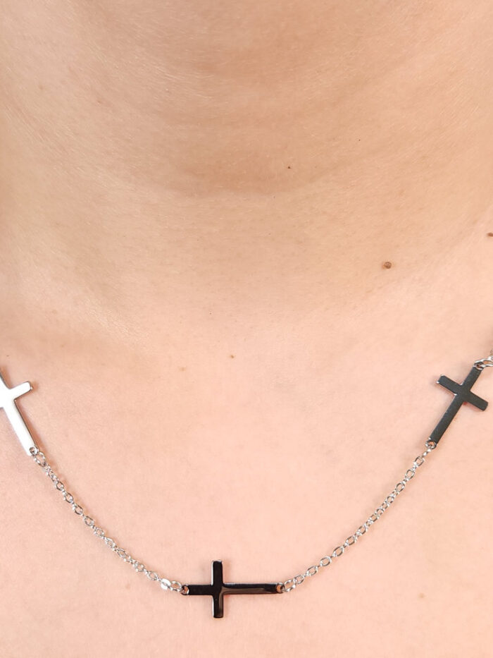 Gargantilha detalhe cruz chapeada