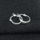 Brinco argola fio boleado prateado ivo pita