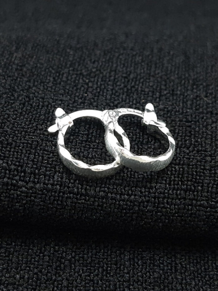 Brinco argolinha detalhe ondulado ivo pita