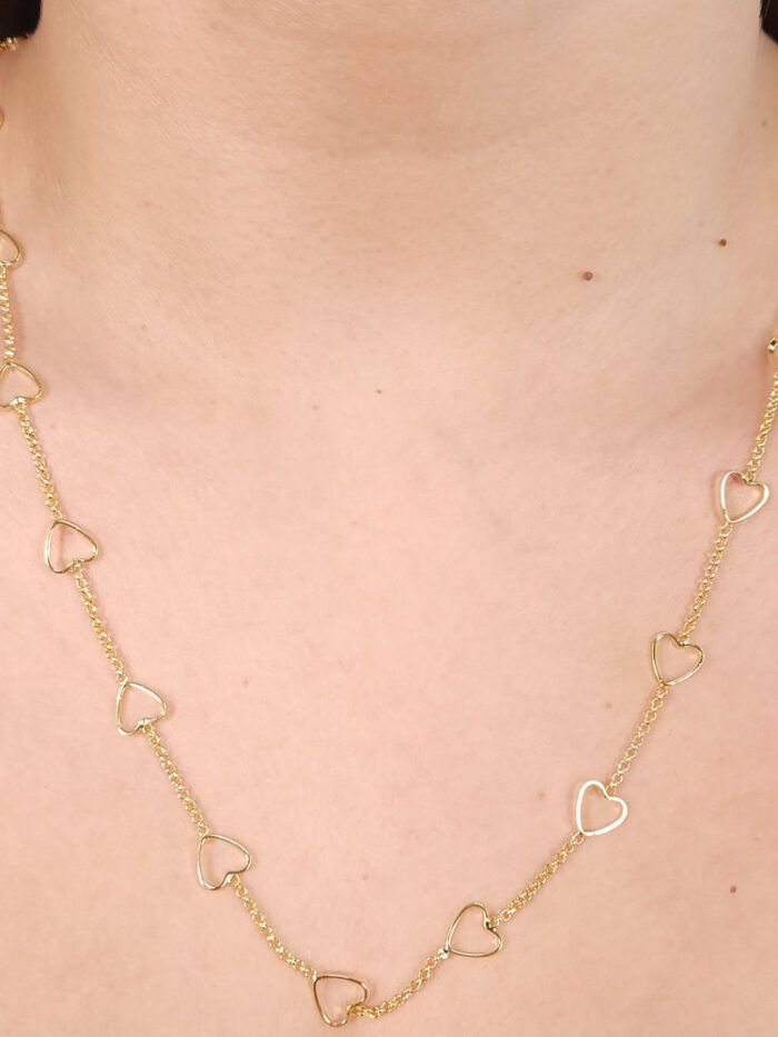 Gargantilha longuinho com corações fio dourado