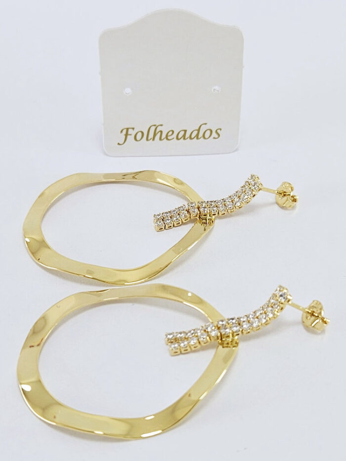 Brinco fios riviera pêndulo oval ondulado vazado