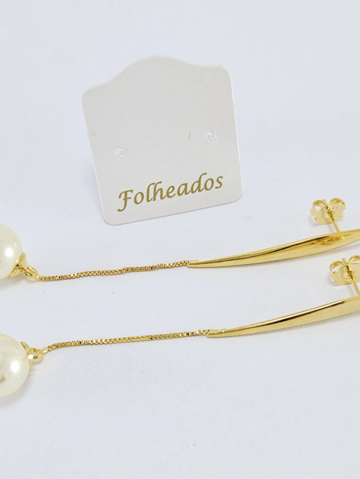 Brinco base chapeada com detalhe de perola