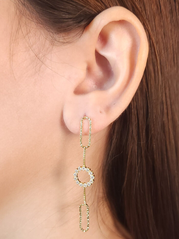 Brinco elos longos detalhe circulo cravejado