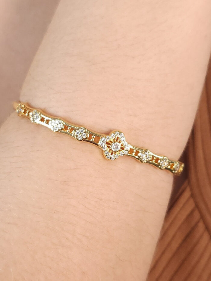 Bracelete trevo cravejado com fio vazado