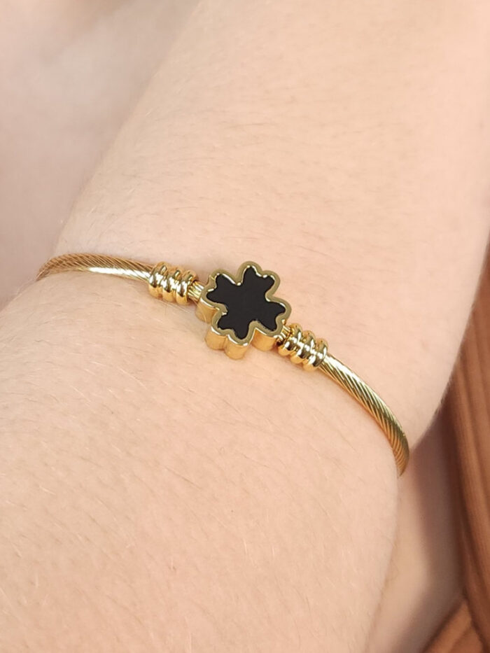 Bracelete trevo fio detalhado