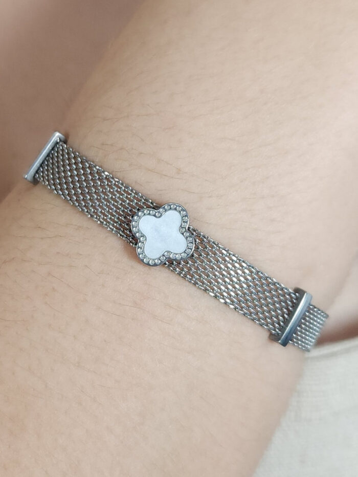Pulseira trevo borda detalhada