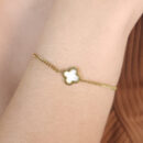 Pulseira trevo branco madre pérola