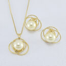 Conjunto de pérolas com fios entrelaçaos vazados