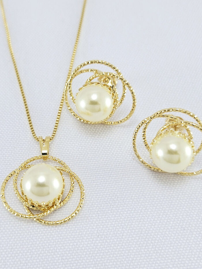 Conjunto de pérolas com fios entrelaçaos vazados