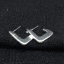 Brinco argola triangular chapeada