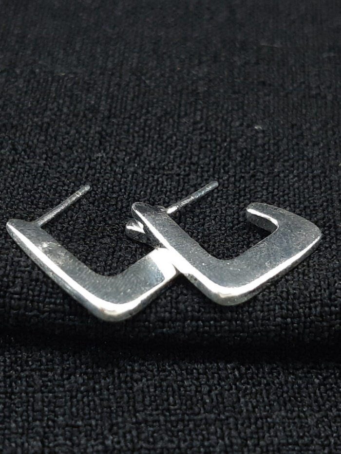 Brinco argola triangular chapeada