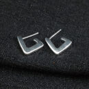 Brinco argola triangular chapeada prateado