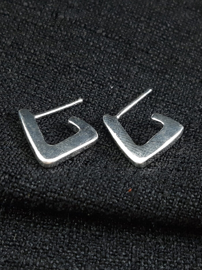 Brinco argola triangular chapeada