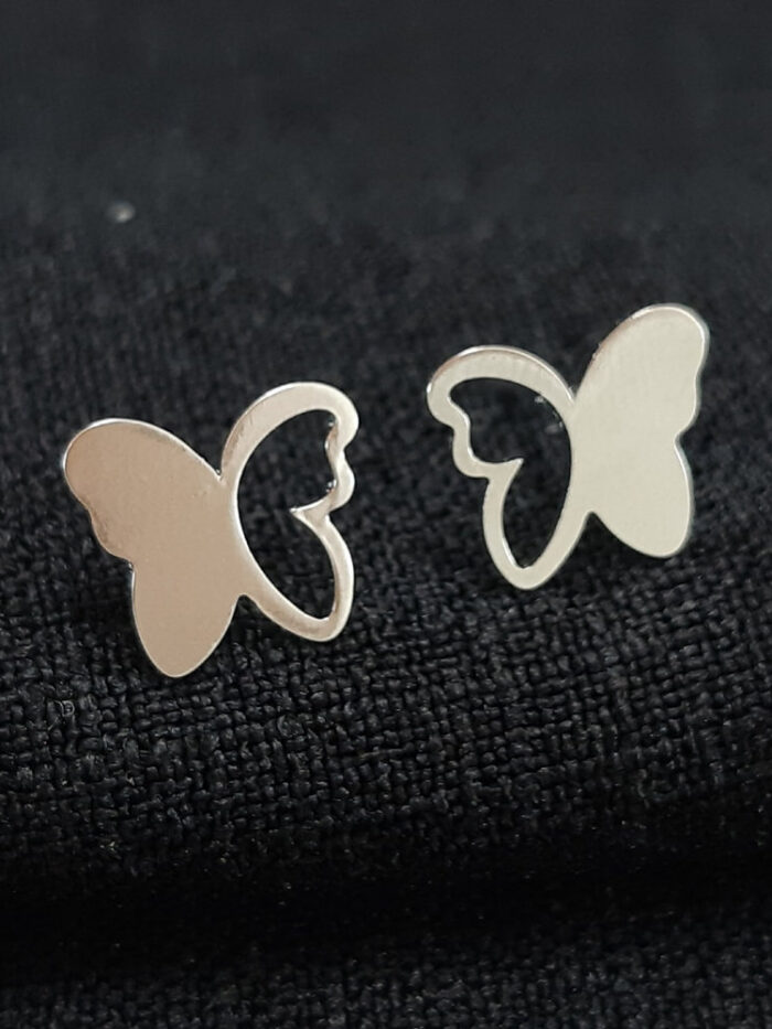 Brinco borboleta vazada e lisa