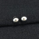 Brinco bola prateada com base detalhada