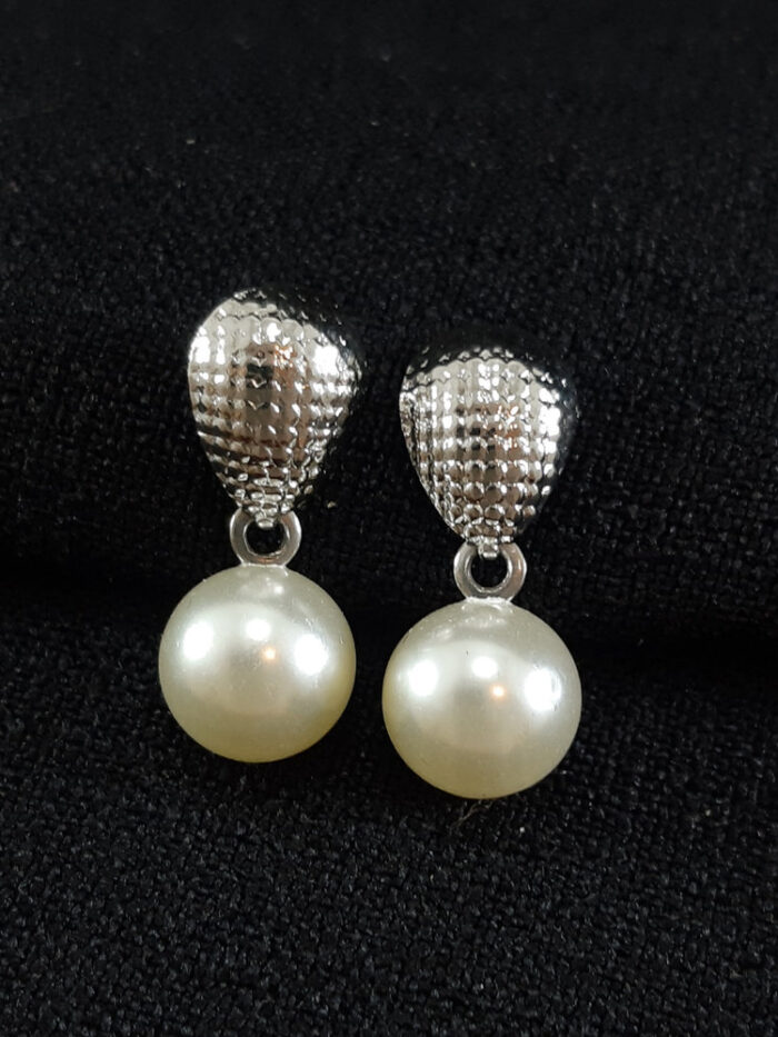 Brinco base craquelado com pérola