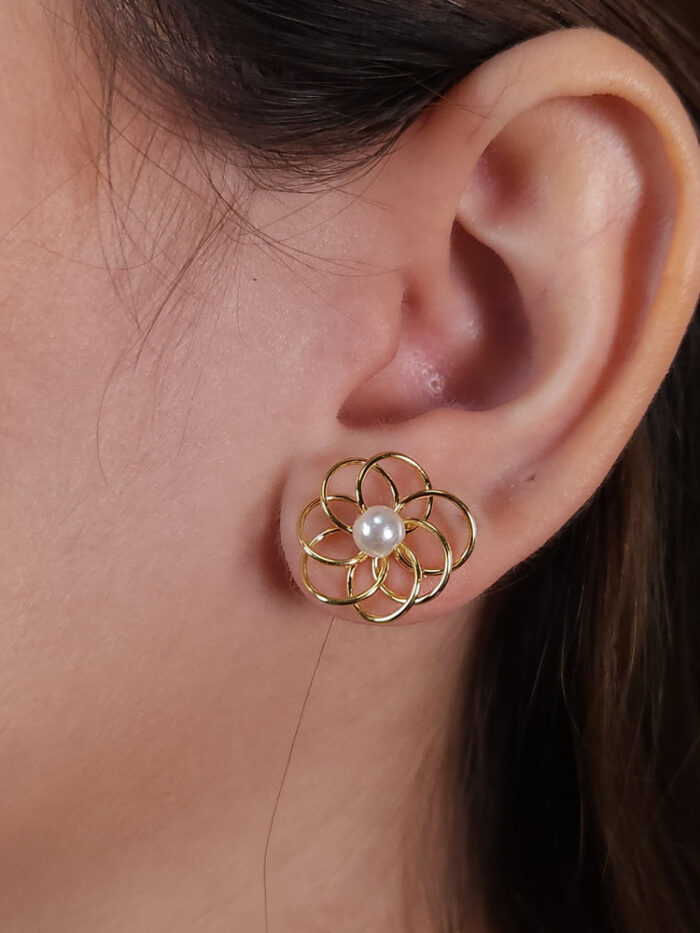 Brinco flor aramada com pérola