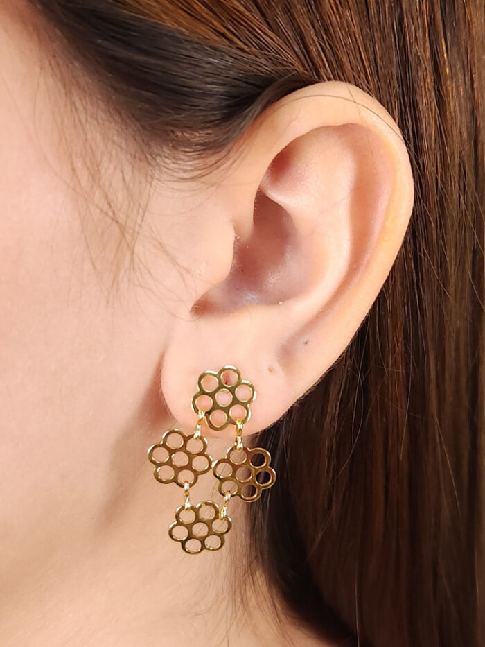 Brinco flor quarteto vazado dourado