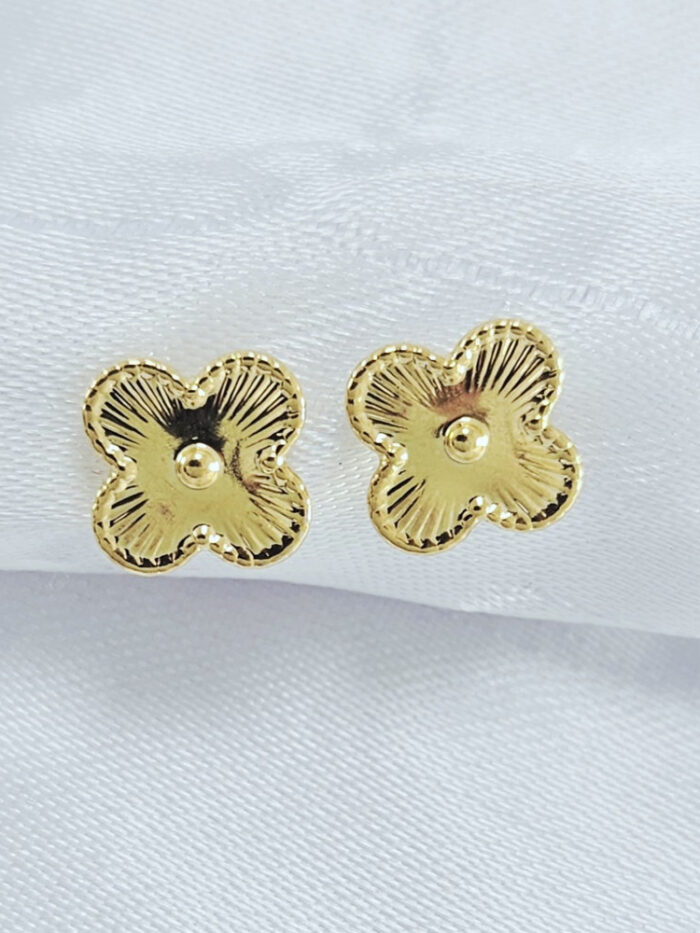 Brinco trevo detalhado dourado