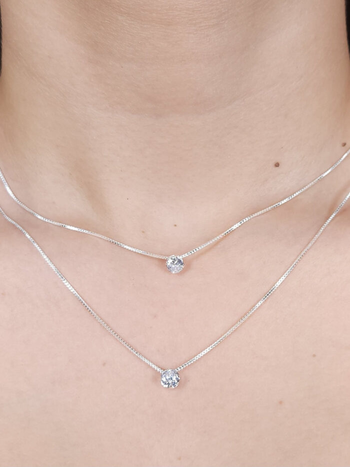 Gargantilha dupla com ponto de luz