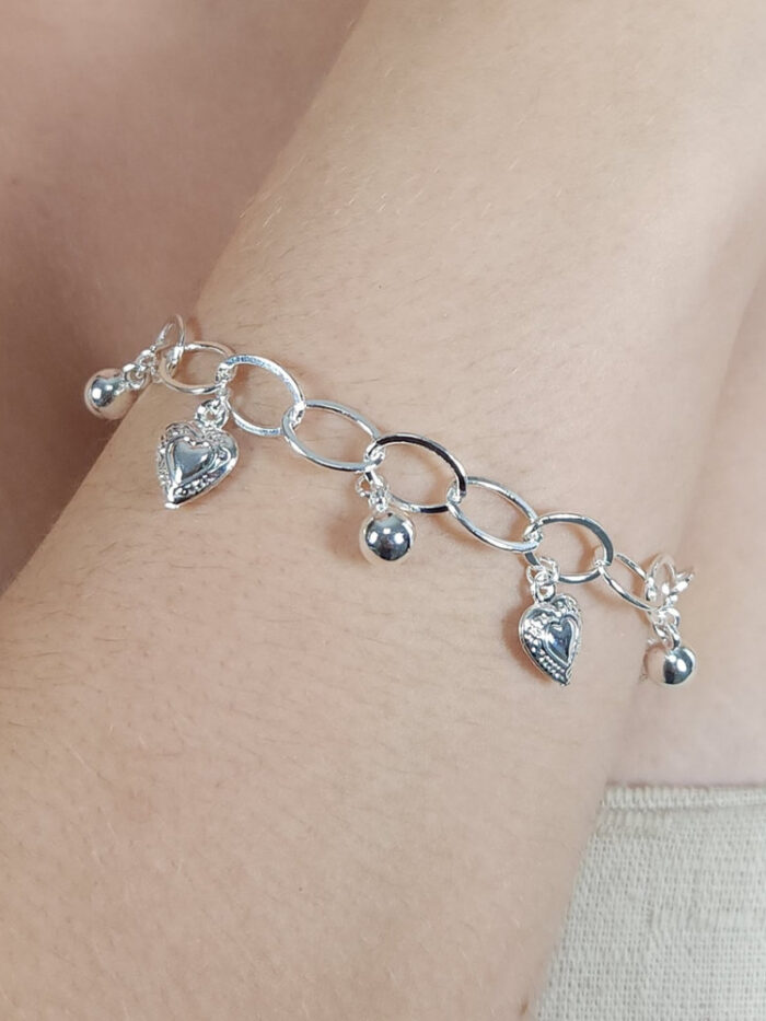 Pulsira elo oval com coração detalhado e bolinhas lisas