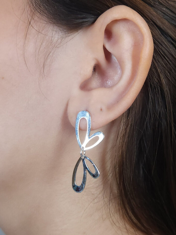 Brinco formato borboleta vazado