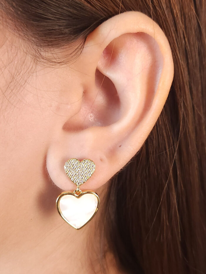 Brinco coração duplo cravejado com detalhe madre pérola