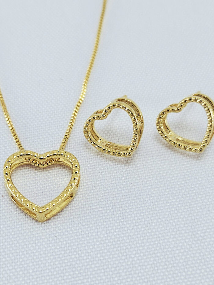 Conjunto formato coração borda detalhado