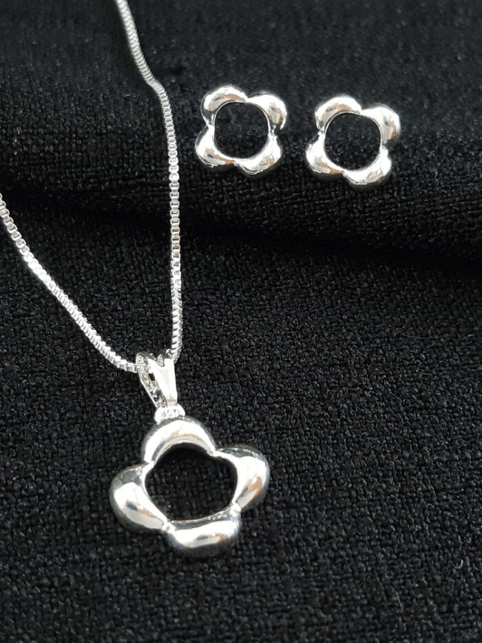 Conjunto formato trevo vazado