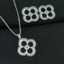 Conjunto flor vazado com pedras