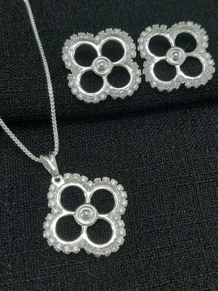 Conjunto flor vazado com pedras