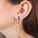 Brinco fio ondulado com  coração detalhado