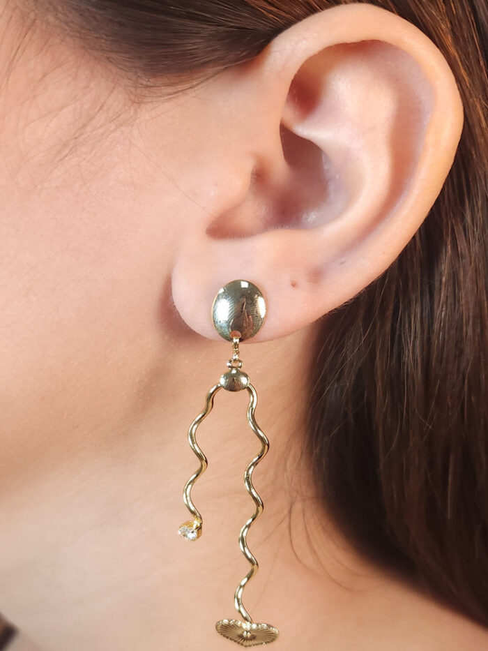 Brinco fio ondulado com  coração detalhado