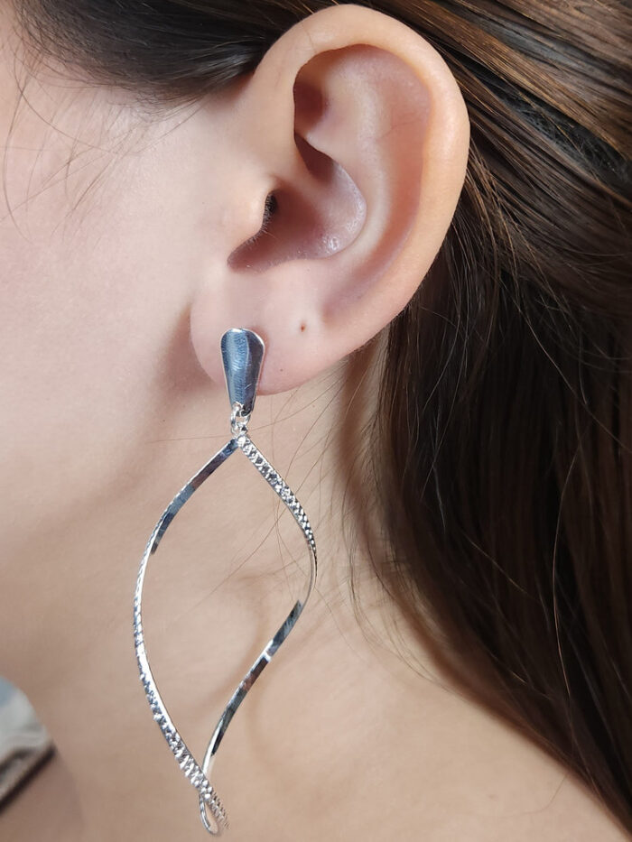 Brinco estilo torcido vazado