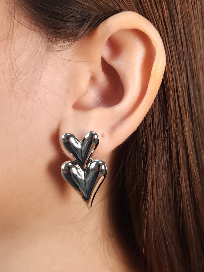 Brinco formato coração duplo