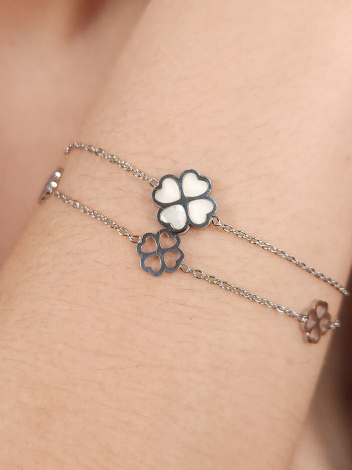 Pulseira dupla com trevo de quatro folhas branco e vazado