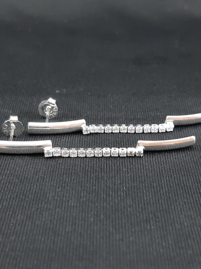 Brinco caninho liso com fio de riviera