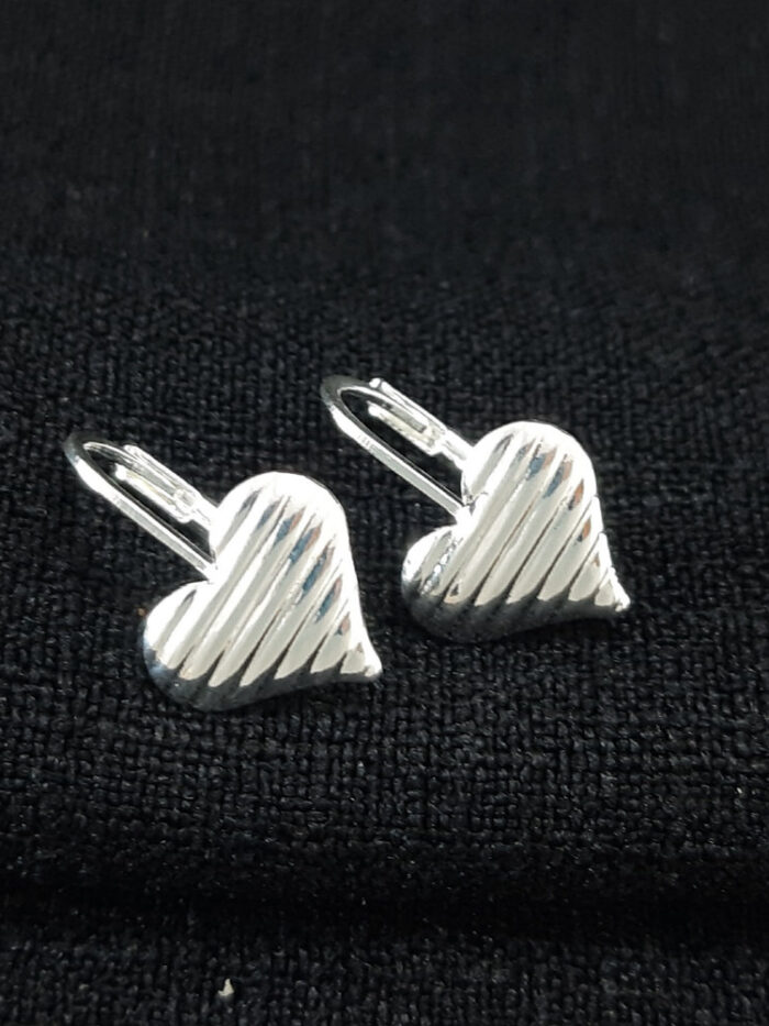 Brinco com coração detalhe em linhas