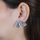 Brinco estilo asa detalhado