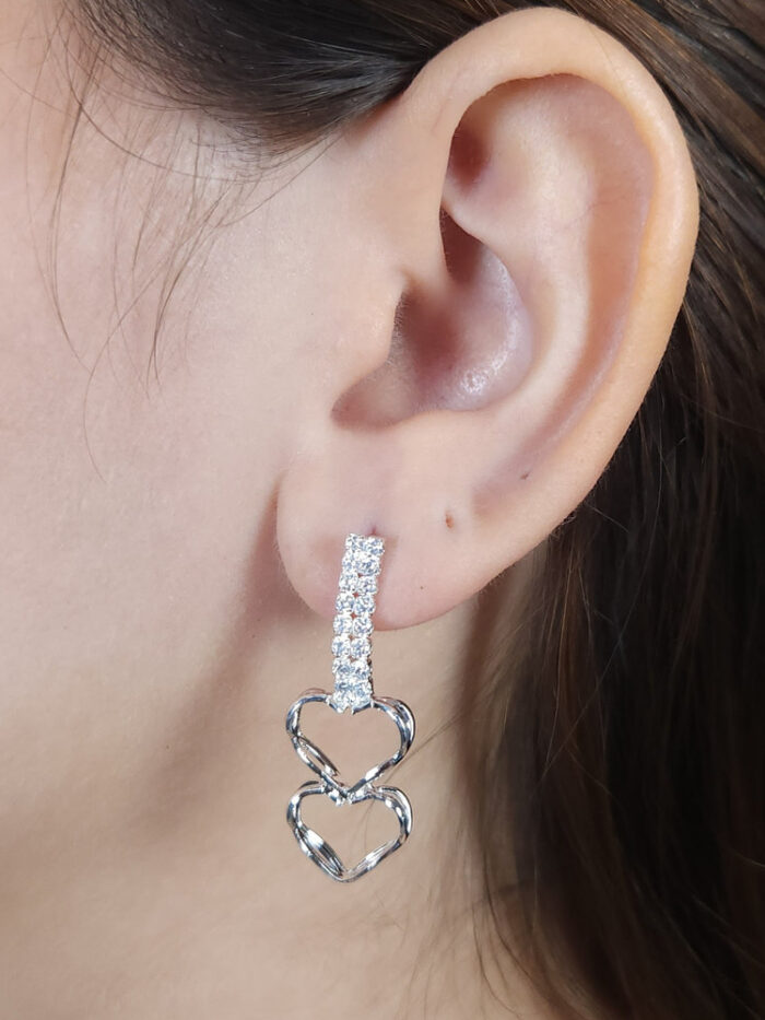 Brinco base cravejado com corações duplos vazados