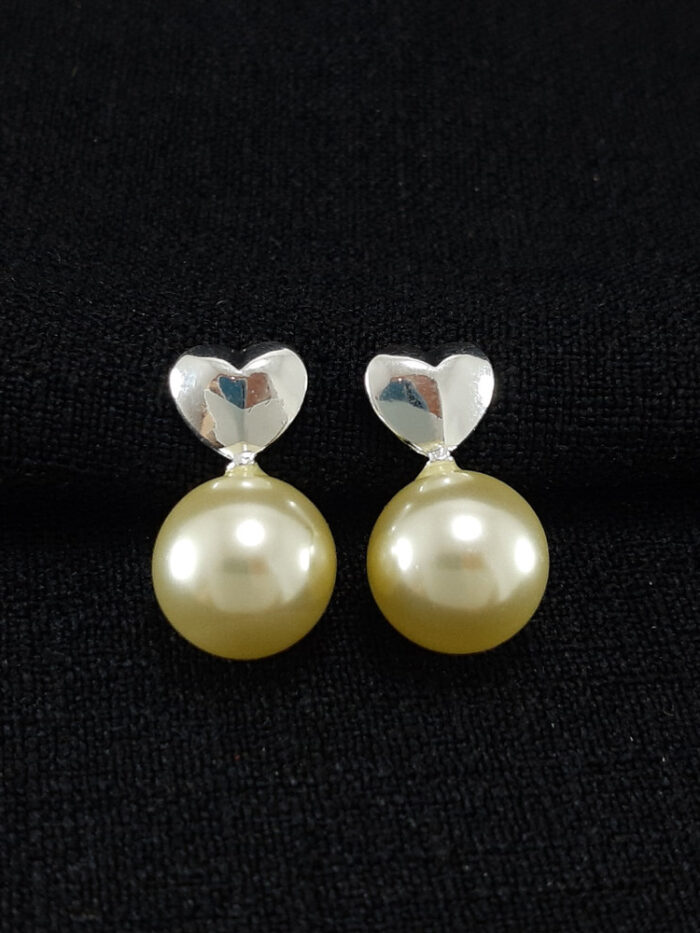 Brinco base coração liso pêndulo pérola