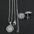 Conjunto cravejado com ponto de luz central